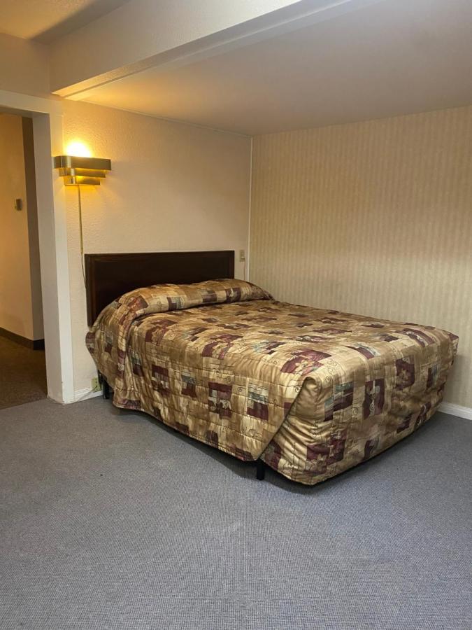 Chinook Motel เลทบริดจ์ ภายนอก รูปภาพ