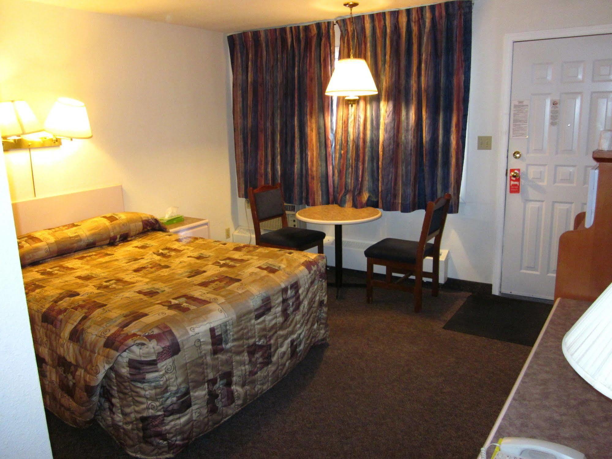 Chinook Motel เลทบริดจ์ ภายนอก รูปภาพ
