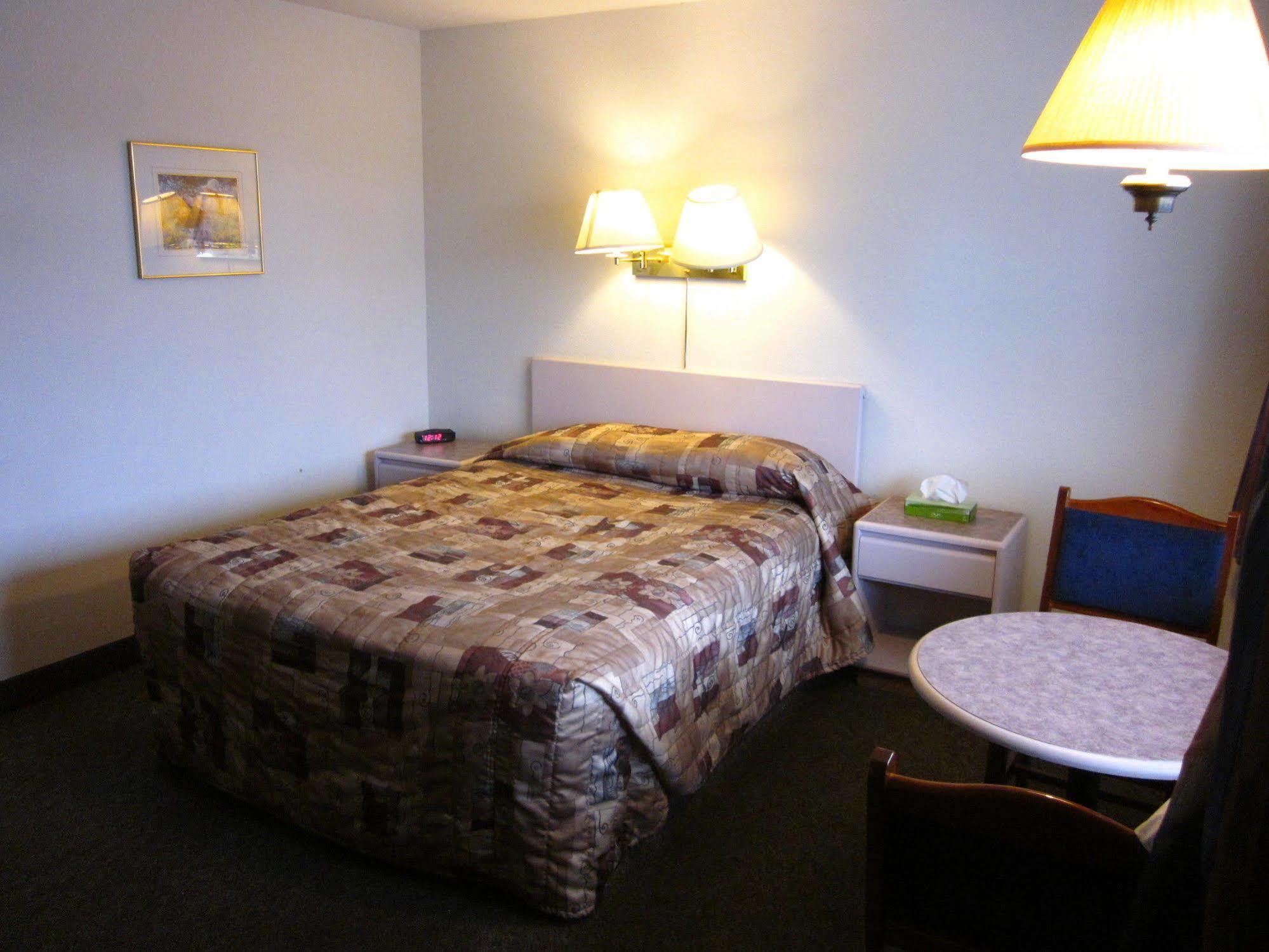 Chinook Motel เลทบริดจ์ ภายนอก รูปภาพ